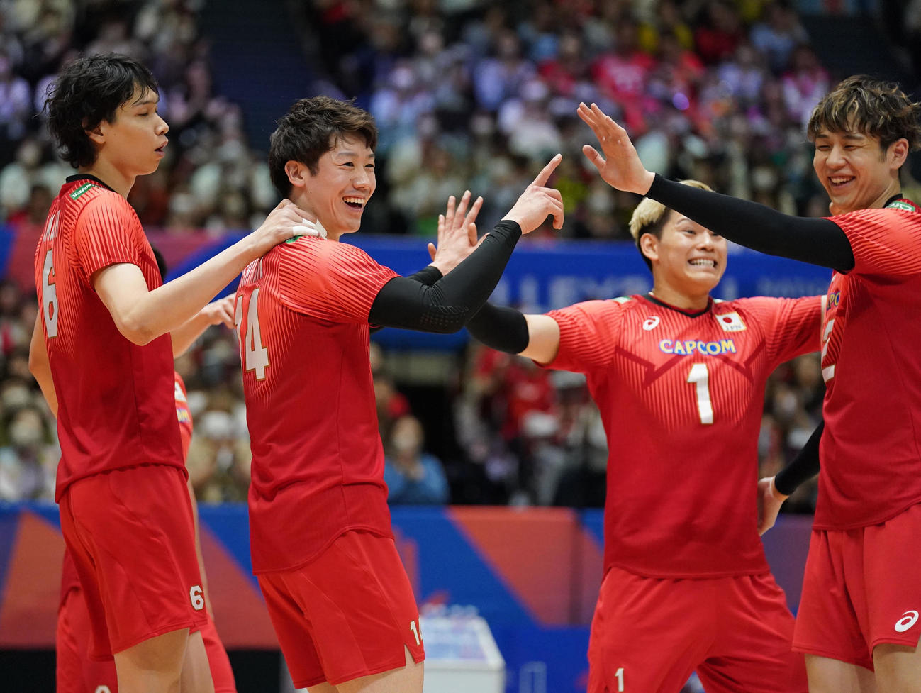 日本対イラン　第1セット、ポイントを奪い喜ぶ日本石川（左から2人目）（撮影・森本幸一）