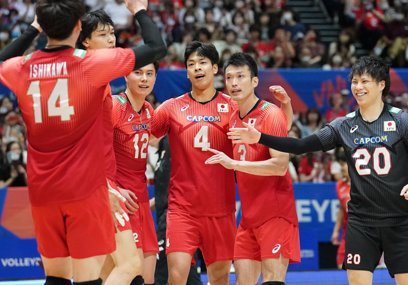 日本対イラン第1セット、日本宮浦（中央）がセットポイントを奪い喜ぶ龍神NIPPON　（撮影・森本幸一）