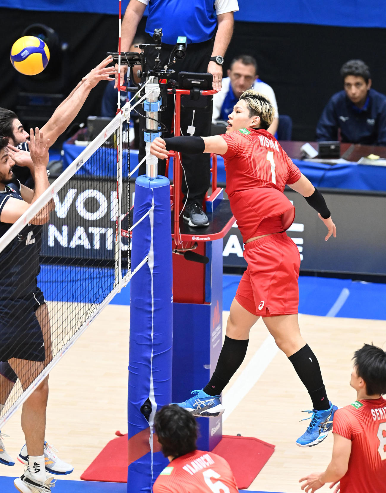 日本対イラン　第2セット、ネット際のボールを相手に押し込む日本西田（右）（撮影・森本幸一）
