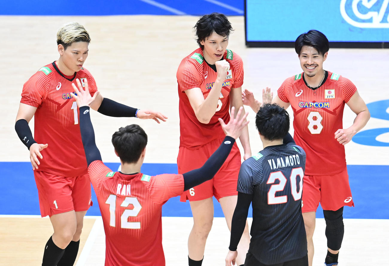 日本対イラン　第2セット、ブロックポイントに喜ぶ日本山内（中央）（撮影・森本幸一）