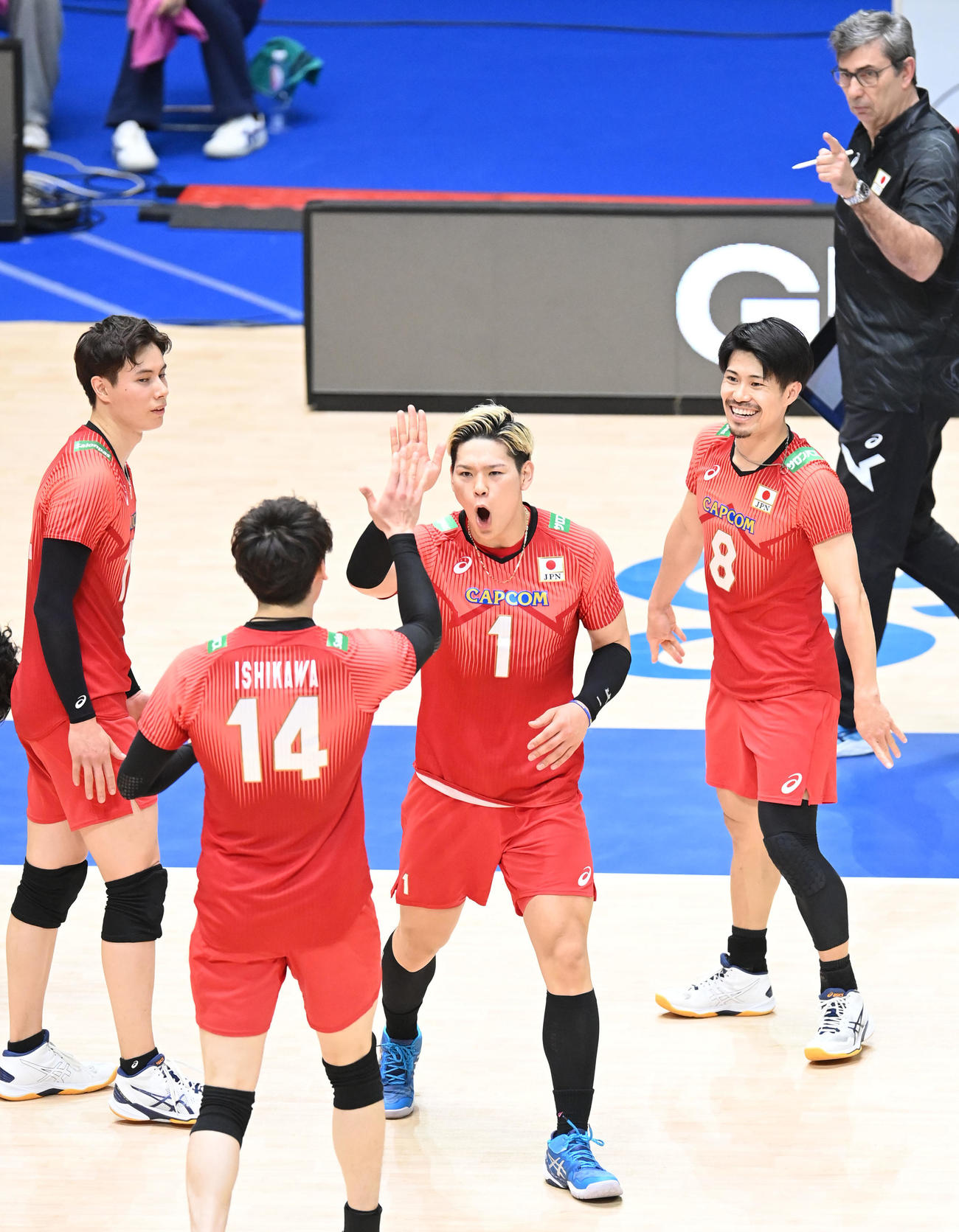 日本対イラン　第2セット、ポイントを奪い喜ぶ日本西田（中央）（撮影・森本幸一）