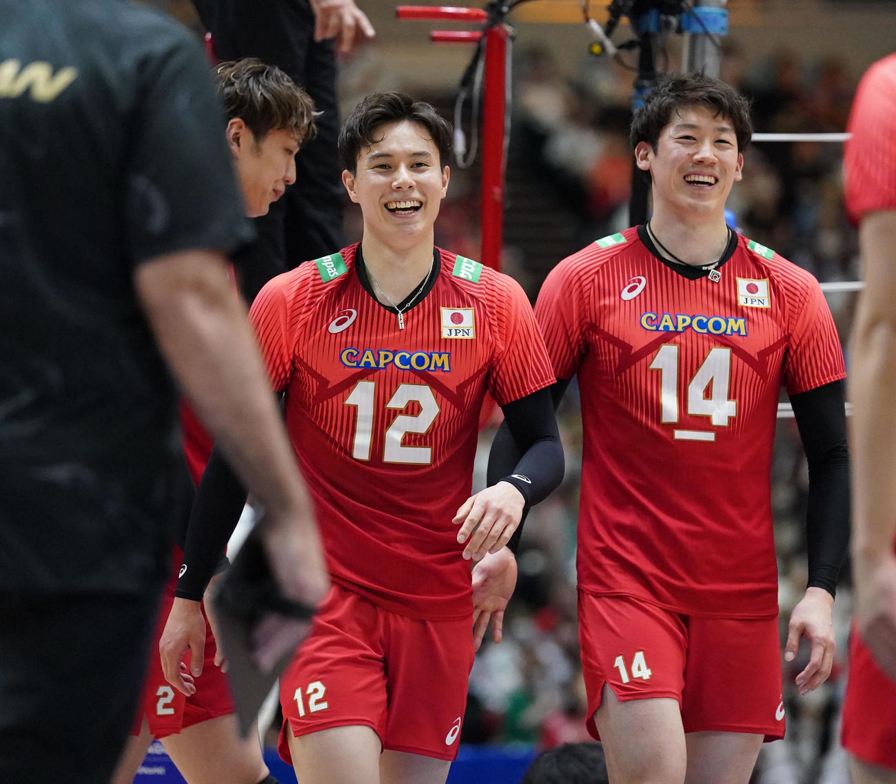日本対イラン　第3セット、ポイントを奪い笑顔の日本高橋藍（中央）（撮影・森本幸一）
