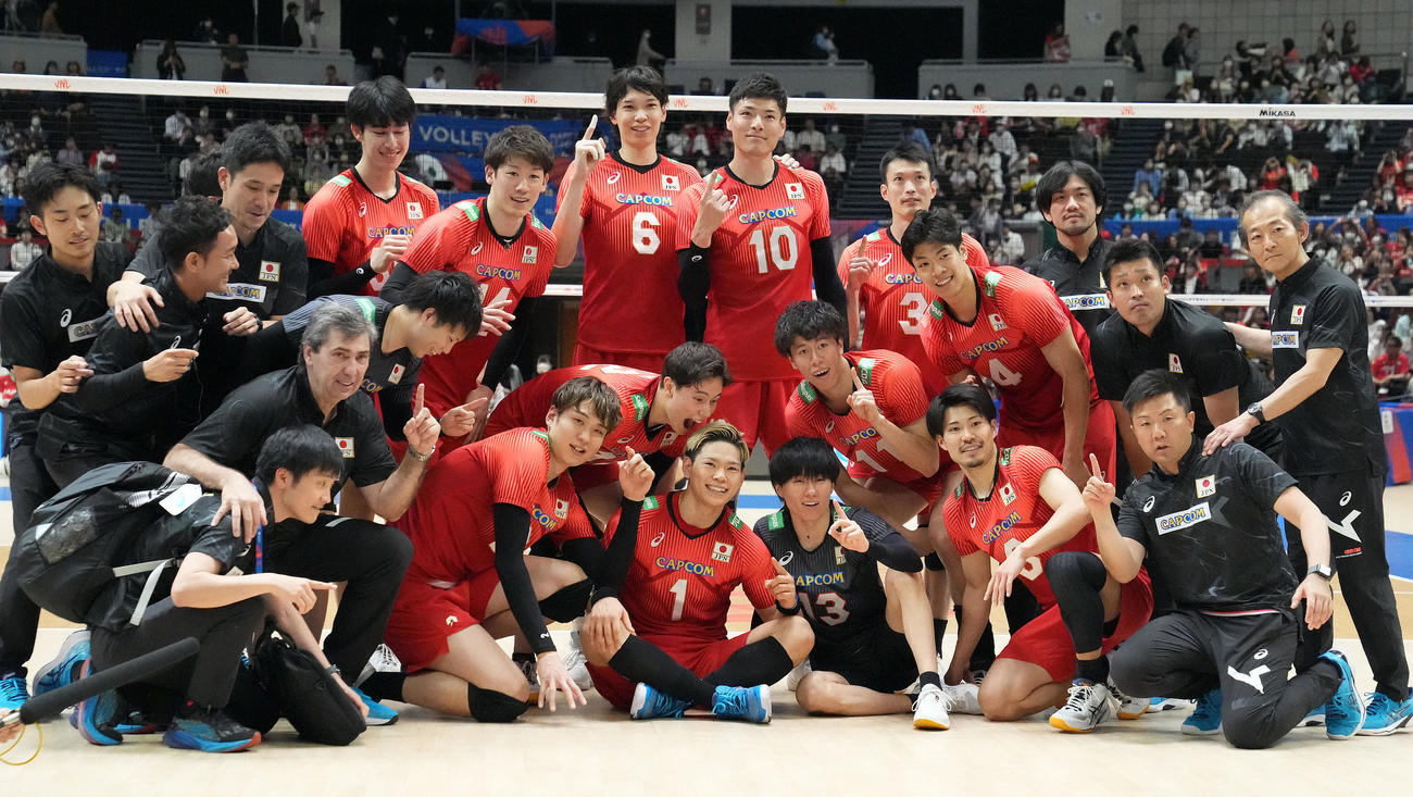 日本対イラン　試合終了、イランにセットカウント3－0で勝利し喜ぶ龍神NIPPON（撮影・森本幸一）