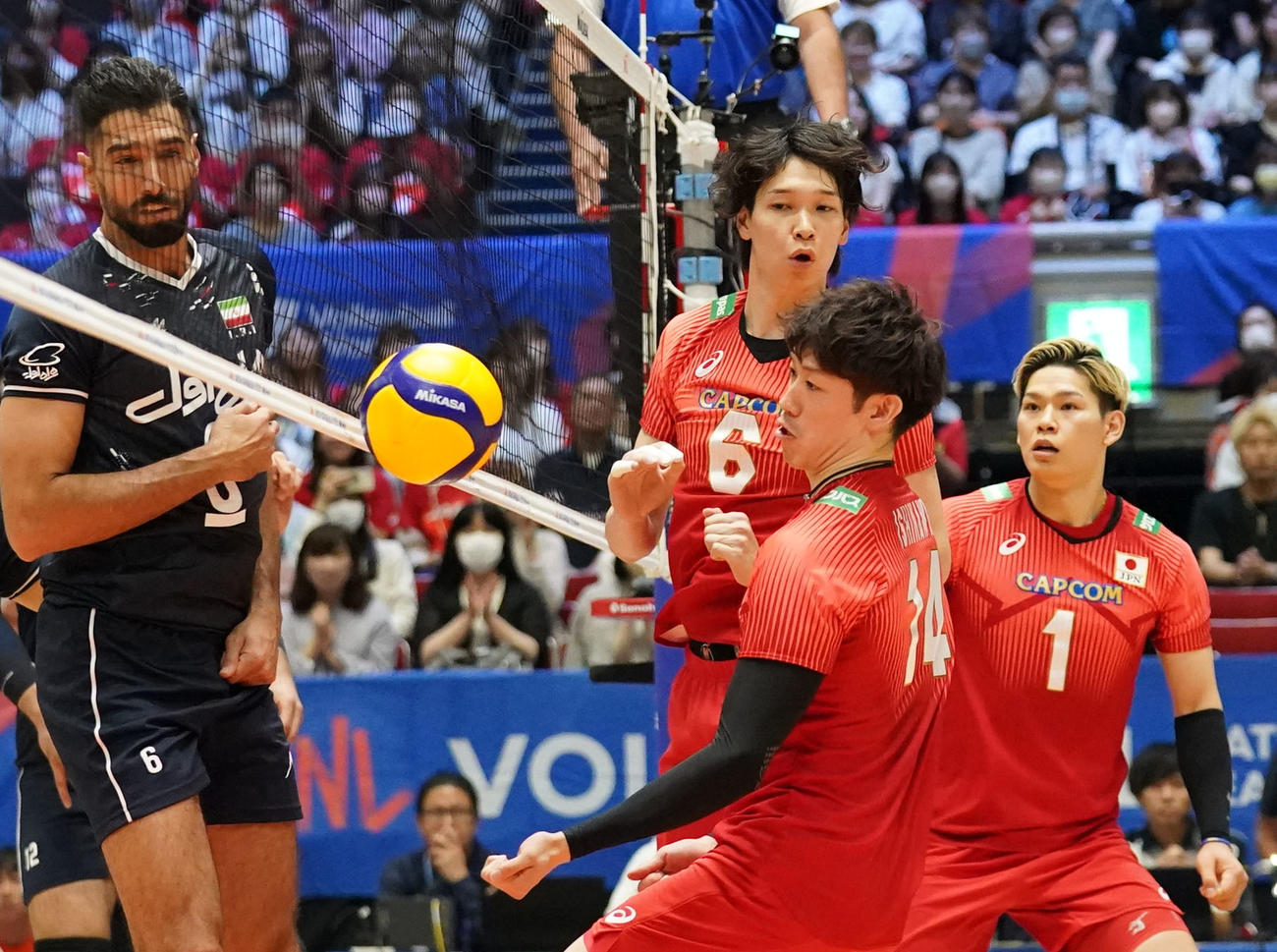 日本対イラン　第1セット、ネット際のボールをレシーブする日本石川（右から2人目）（撮影・森本幸一）