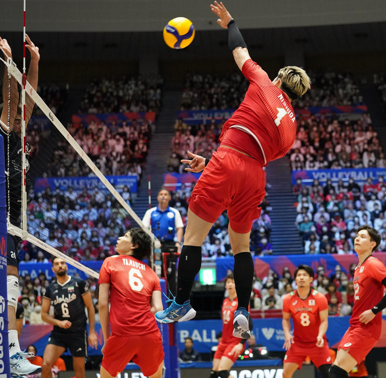 日本対イラン　第1セット、スパイクを放つ日本西田（撮影・森本幸一）