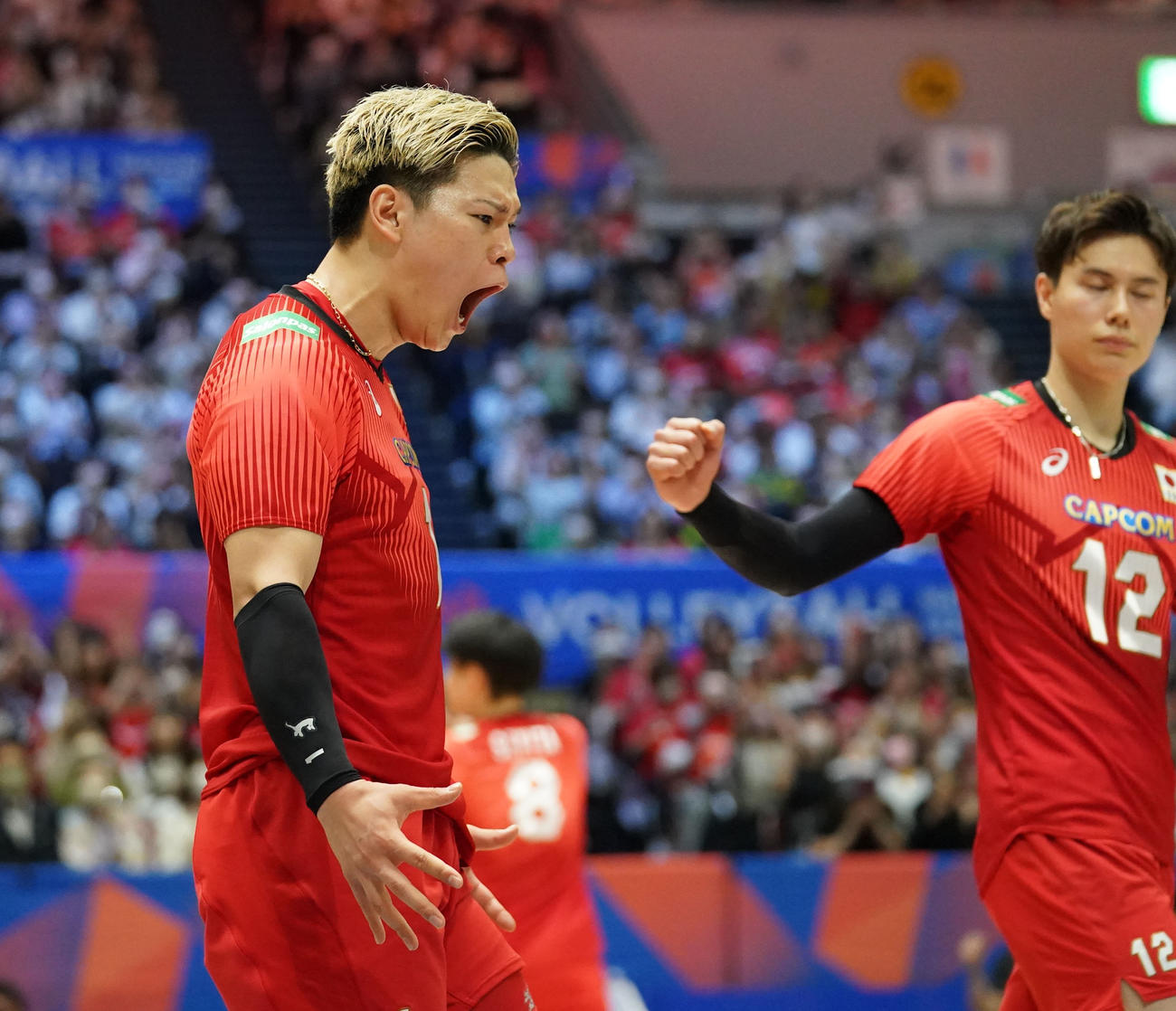 日本対イラン　第1セット、ポイントを奪いほえる日本西田（左）（撮影・森本幸一）