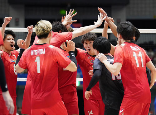 日本対イラン　試合終了、イランにセットカウント3－0で勝利し喜ぶ日本石川（中央）ら龍神NIPPON（撮影・森本幸一）