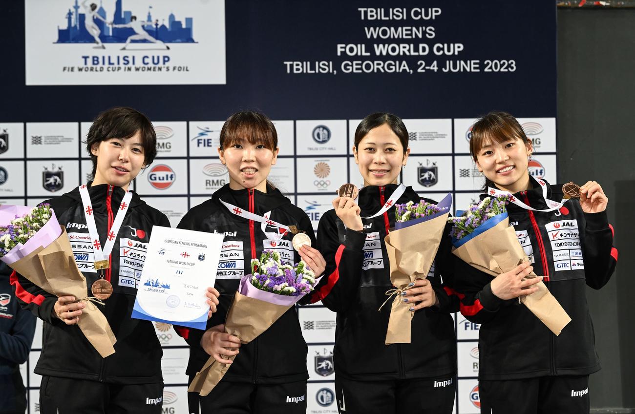 フェンシング女子フルーレW杯ジョージア大会の団体で今季3度目の銅メダルを獲得した日本。左から宮脇花綸、上野優佳、菊池小巻、東晟良（日本協会提供）