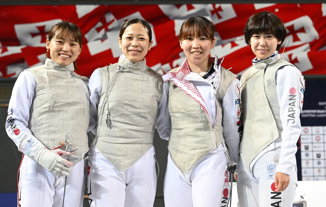 フェンシング女子フルーレW杯ジョージア大会の団体で今季3度目の銅メダルを獲得した日本。左から東晟良、菊池小巻、上野優佳、宮脇花綸（日本協会提供）