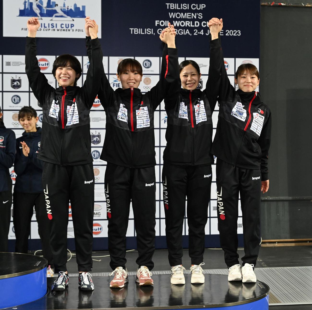 フェンシング女子フルーレW杯ジョージア大会の団体で今季3度目の銅メダルを獲得した日本。左から宮脇花綸、上野優佳、菊池小巻、東晟良（日本協会提供）