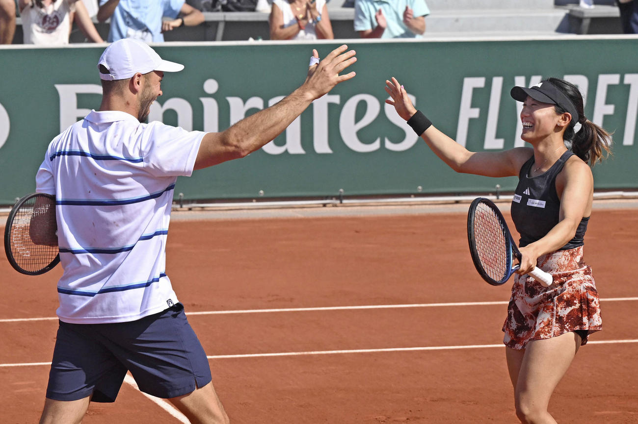 混合ダブルス準々決勝を突破し、喜ぶ加藤未唯（右）、ティム・プッツ組（共同）