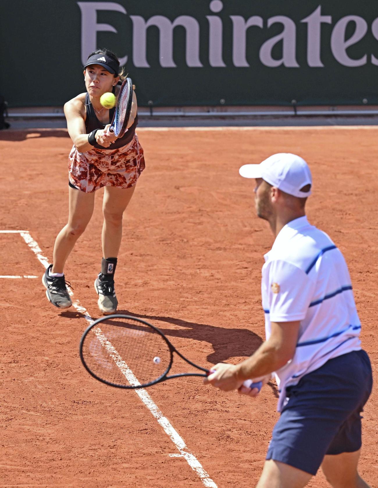 混合ダブルス準々決勝でプレーする加藤未唯（左）、ティム・プッツ組（共同）