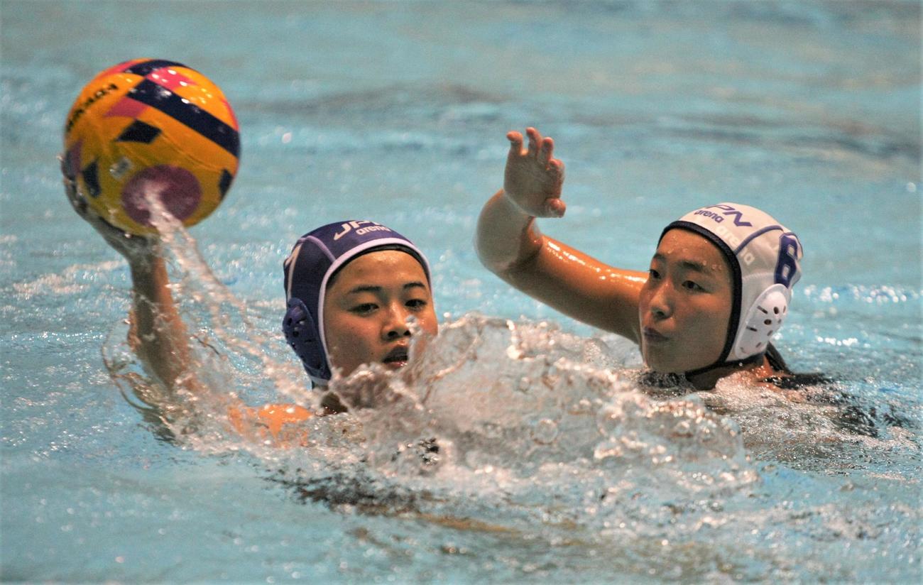 水球女子の日本代表合宿で練習に励む選手たち