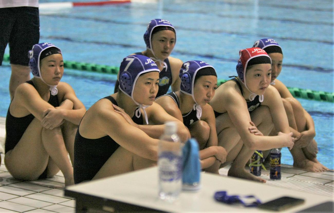 水球女子の日本代表合宿で大本監督の指示を聞く選手たち
