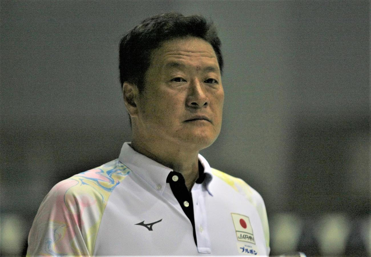 水球女子の日本代表合宿で選手たちを見守る大本監督