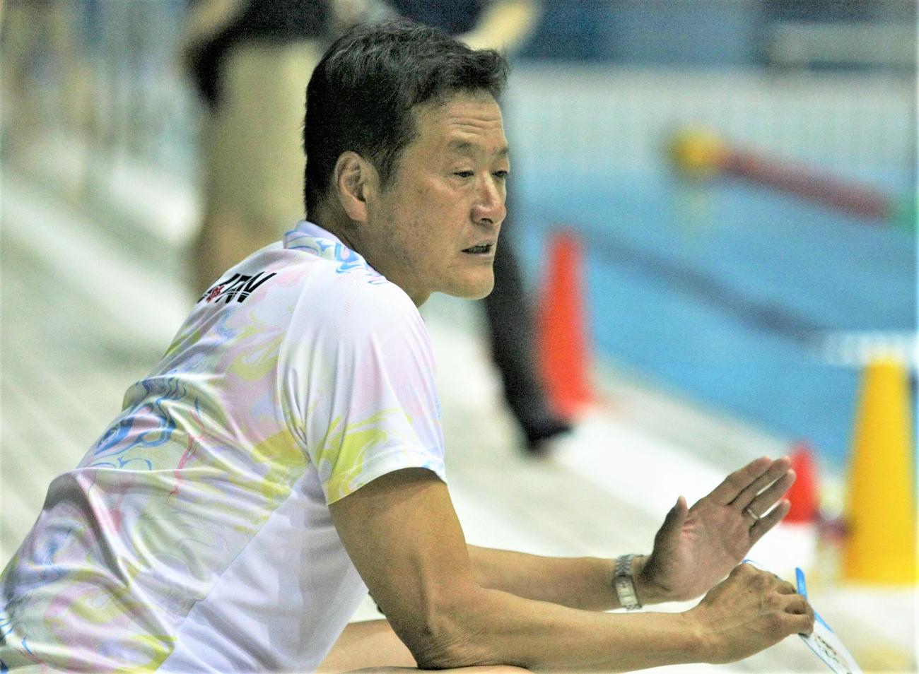 水球女子の日本代表合宿で選手たちに声をかける大本監督