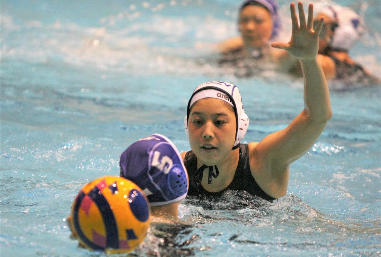 水球女子の日本代表合宿で練習に励む選手たち
