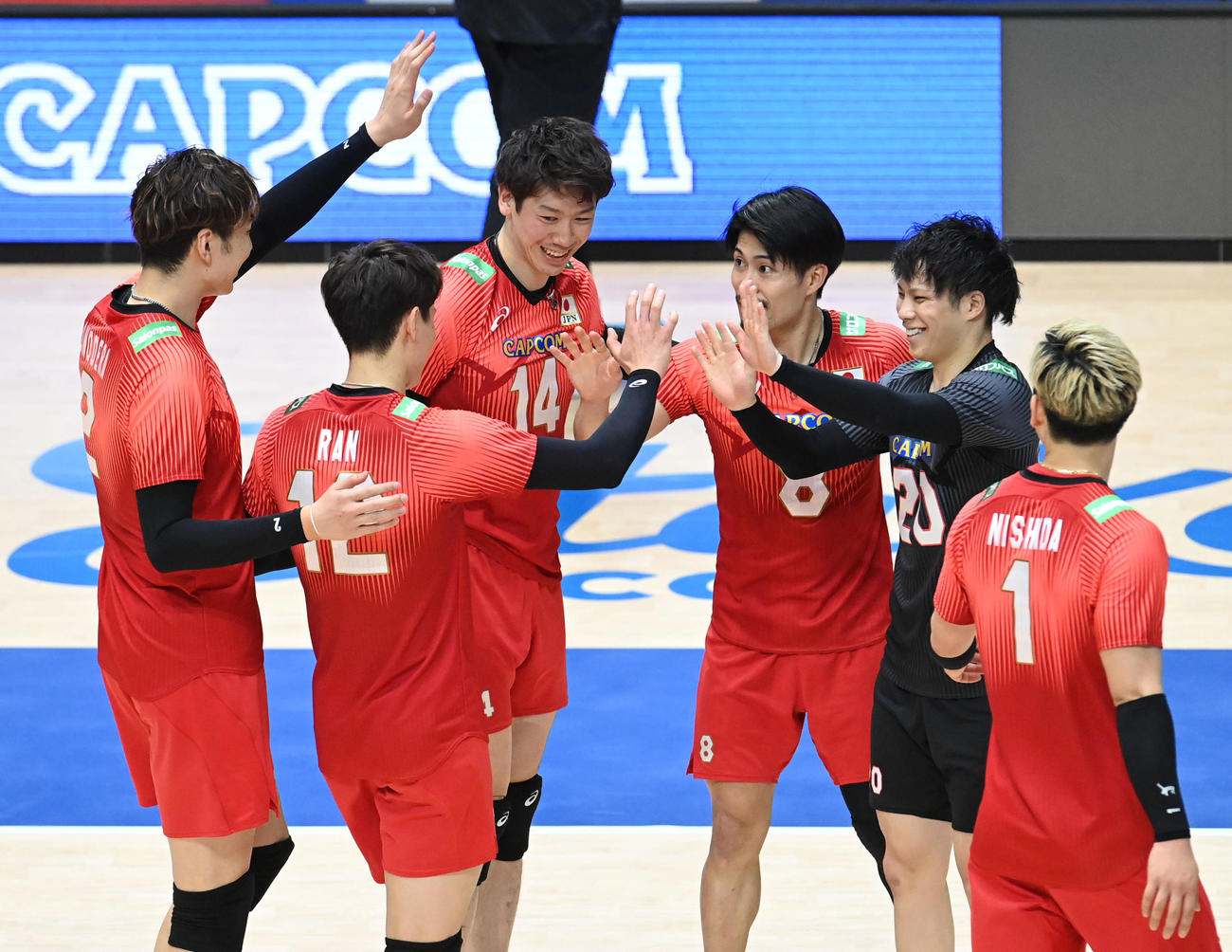 日本対イラン　第2セット、日本石川（左から3人目）がセットポイントを奪い喜ぶ龍神NIPPON（撮影・森本幸一）