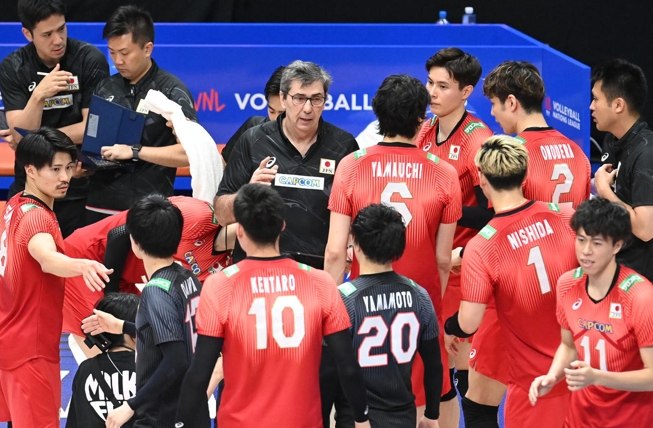 日本対イラン　第2セット、選手に指示を出す日本ブラン監督（中央）（撮影・森本幸一）