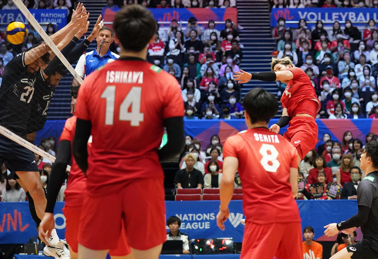 日本対イラン　第1セット、スパイクを放つ日本西田（右）（撮影・森本幸一）