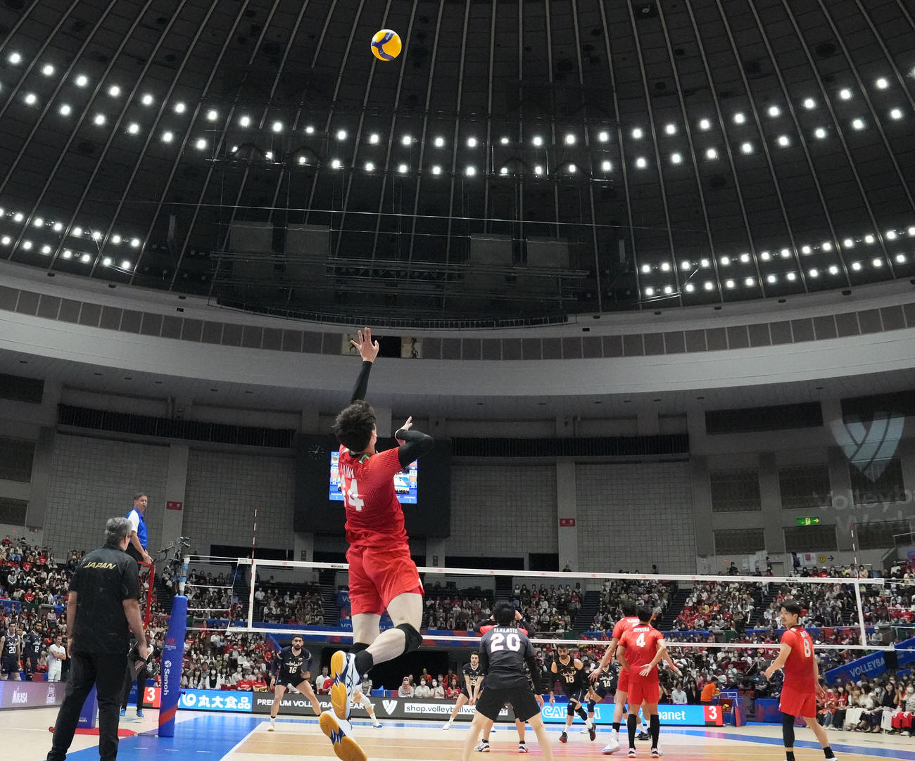 日本対イラン　第3セット、サーブを放つ日本石川（撮影・森本幸一）