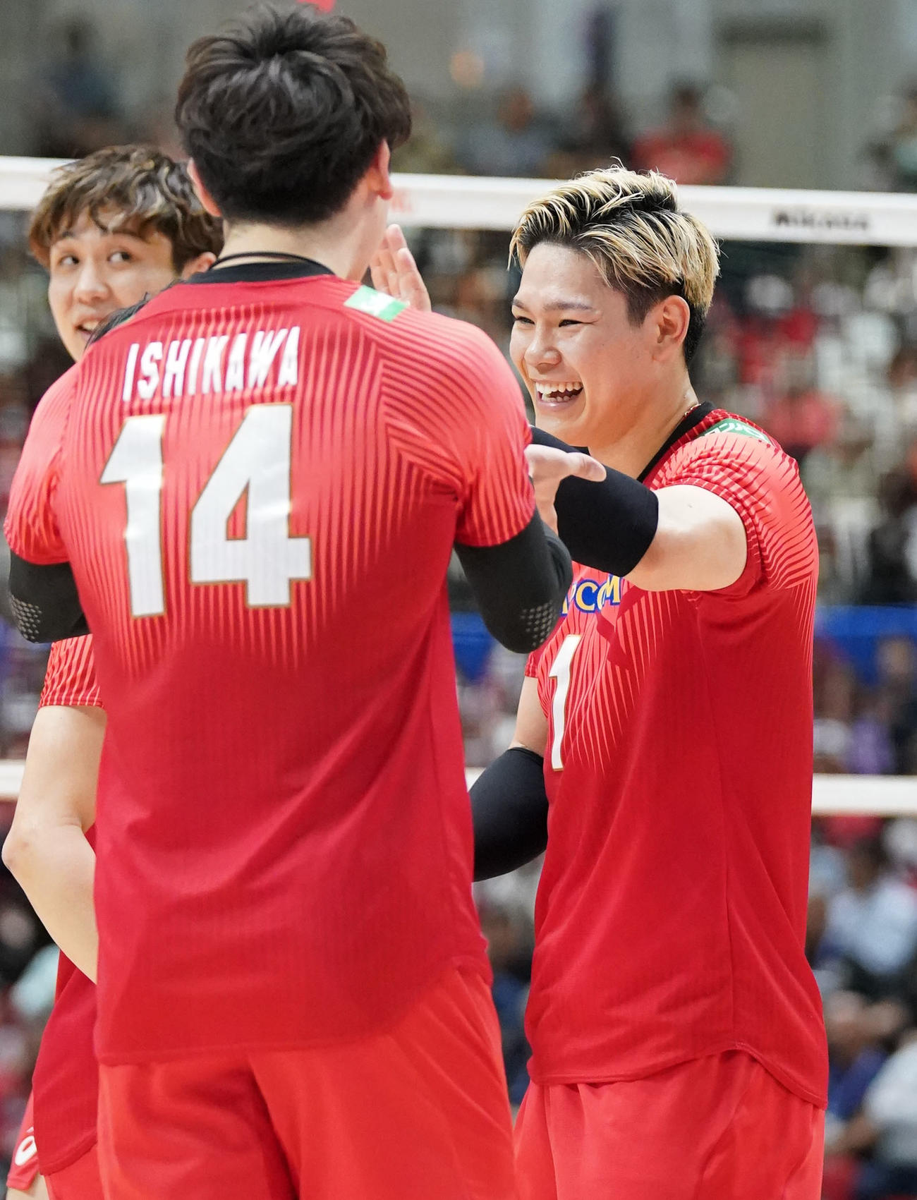 日本対イラン　第3セット、スパイクを決め喜ぶ日本西田（右）（撮影・森本幸一）