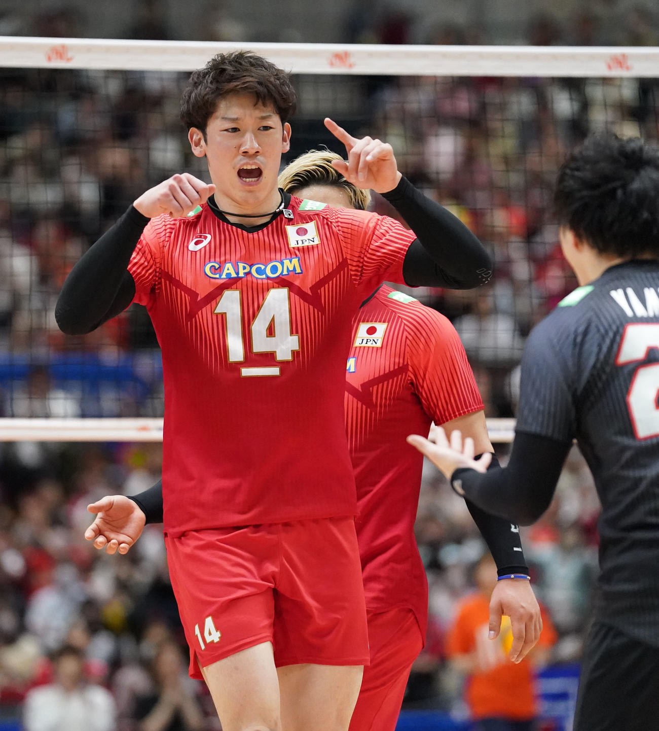 日本対イラン　第3セット、スパイクを決め喜ぶ日本石川（左）（撮影・森本幸一）