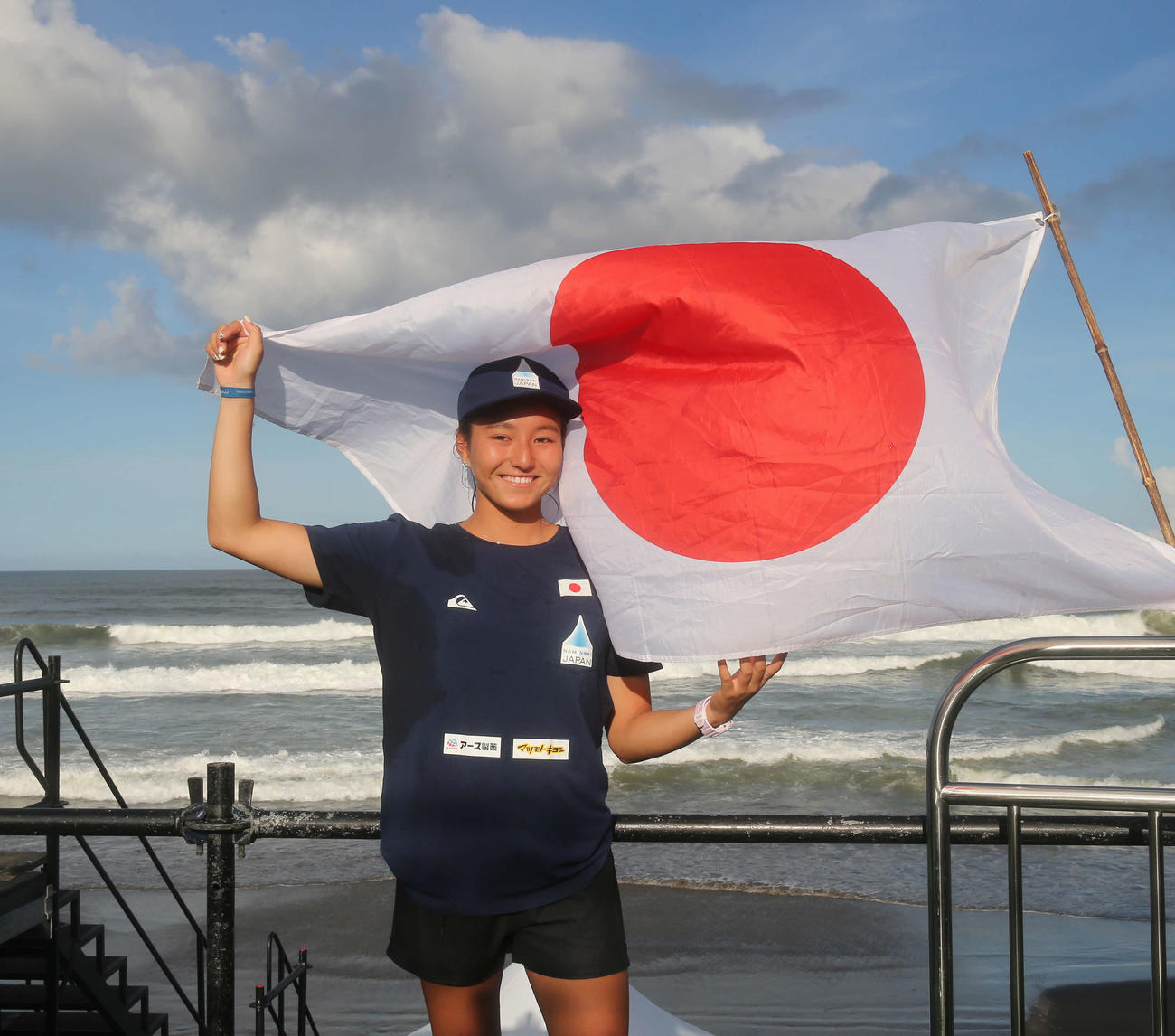 19年9月、日本の国旗を手に笑顔の松田詩野