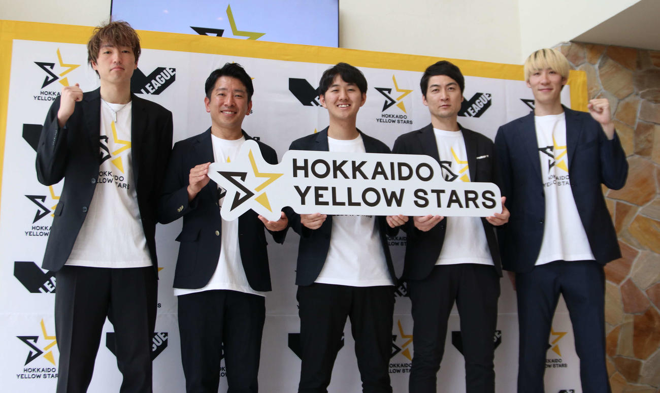 会見後に笑顔をみせる北海道イエロースターズの選手とスタッフ。左から小森、平野代表取締役、三木代表取締役、岡田クリエイティブディレクター、郡（撮影・山崎純一）