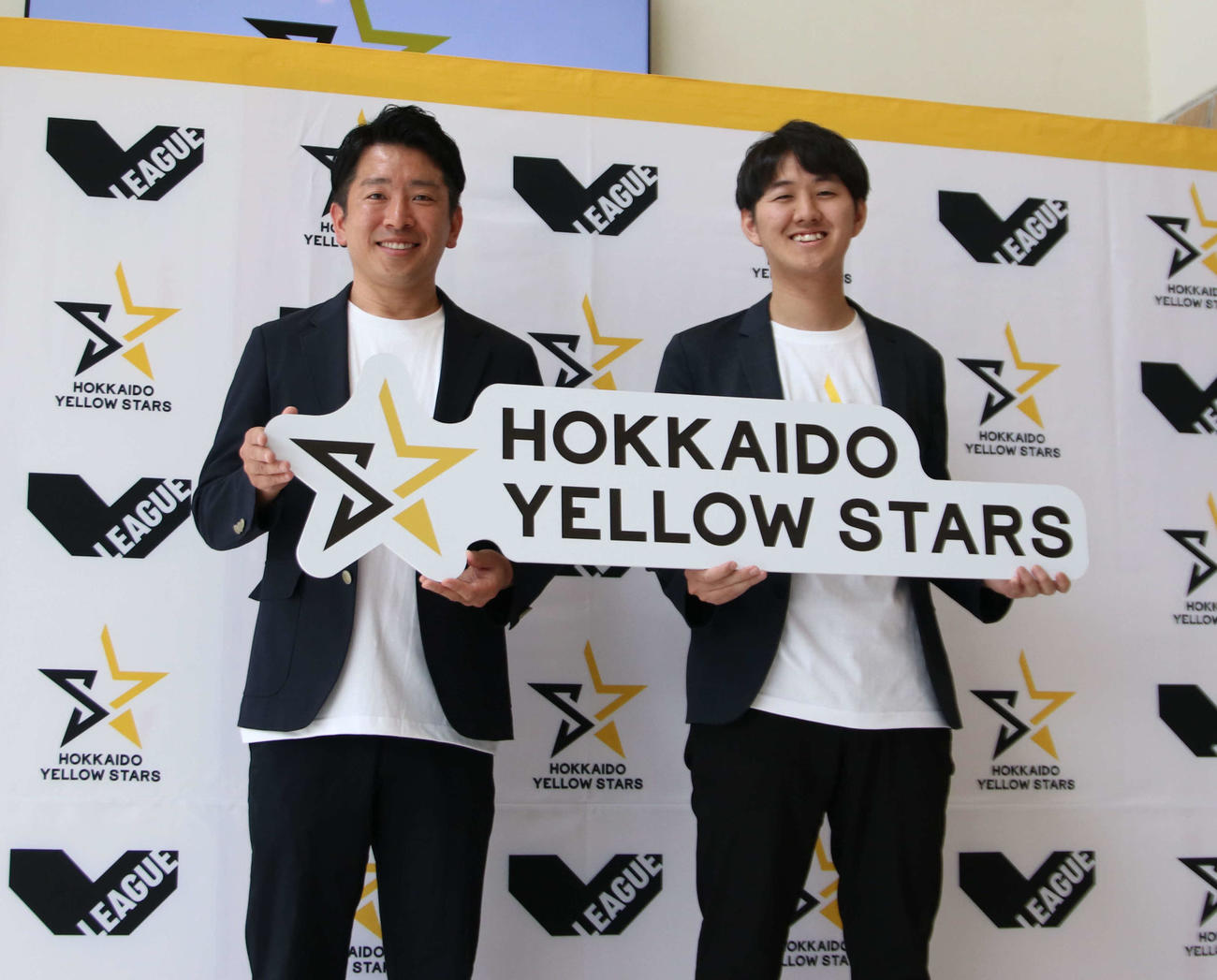 会見後に笑顔をみせる平野代表取締役（左）と三木代表取締役（撮影・山崎純一）