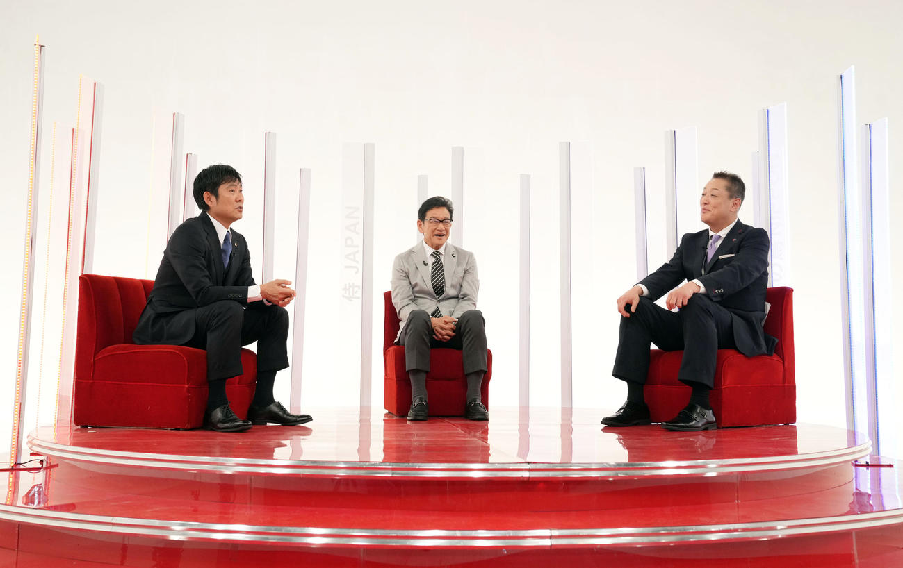 対談で笑顔を見せる森保監督（左）、栗山前監督（中央）、真鍋監督（撮影・狩俣裕三）