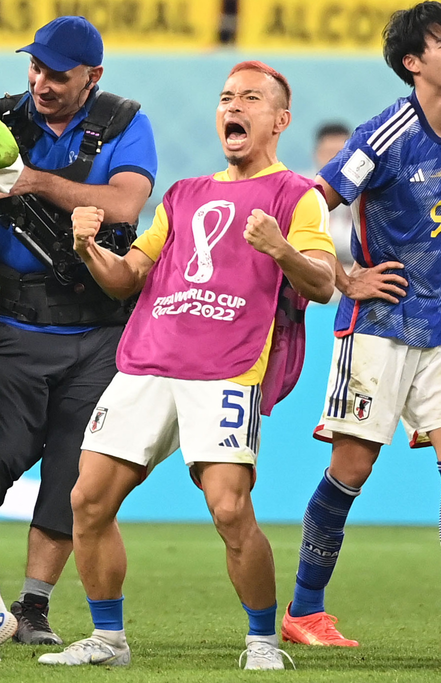 2022年12月、サッカーワールドカップ（W杯）カタール大会でスペインに勝利し雄たけびを上げる長友
