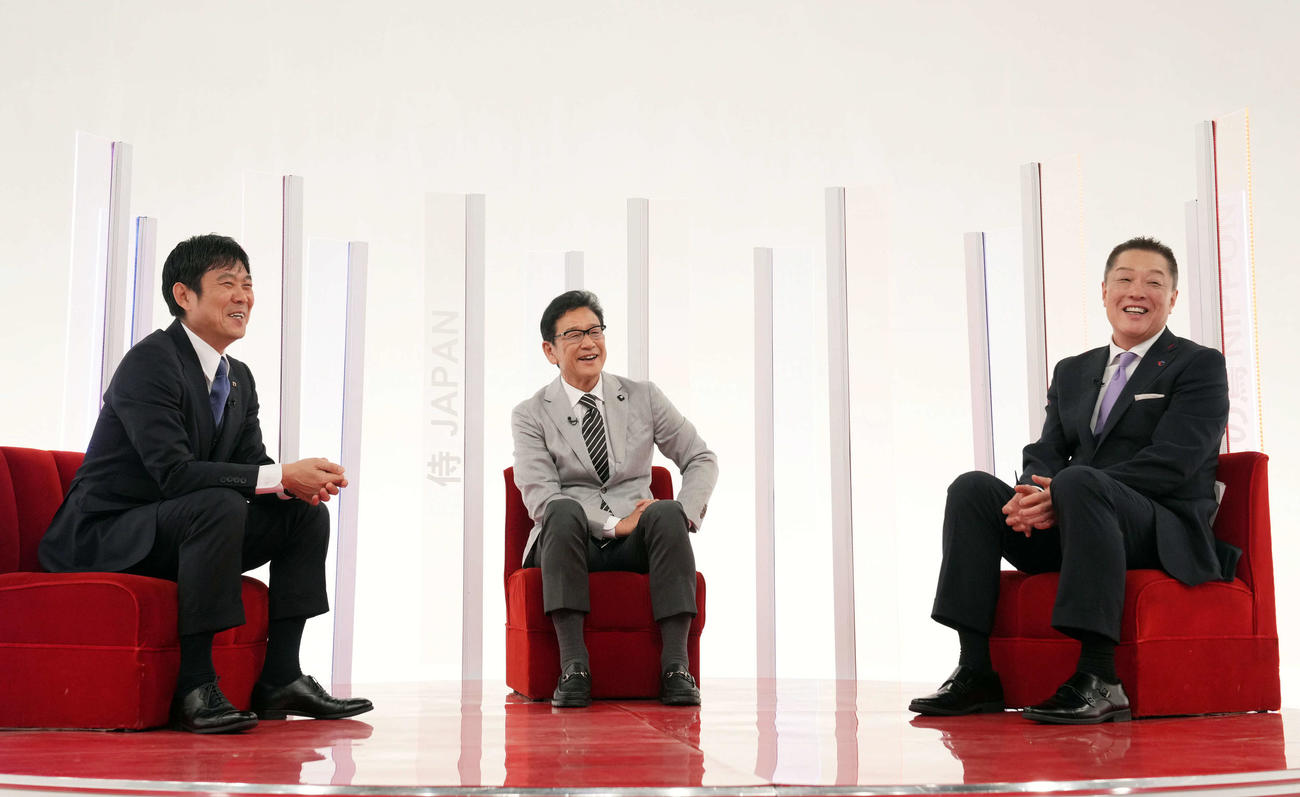 対談で笑顔を見せる、左から森保監督、栗山前監督、真鍋監督（撮影・狩俣裕三）
