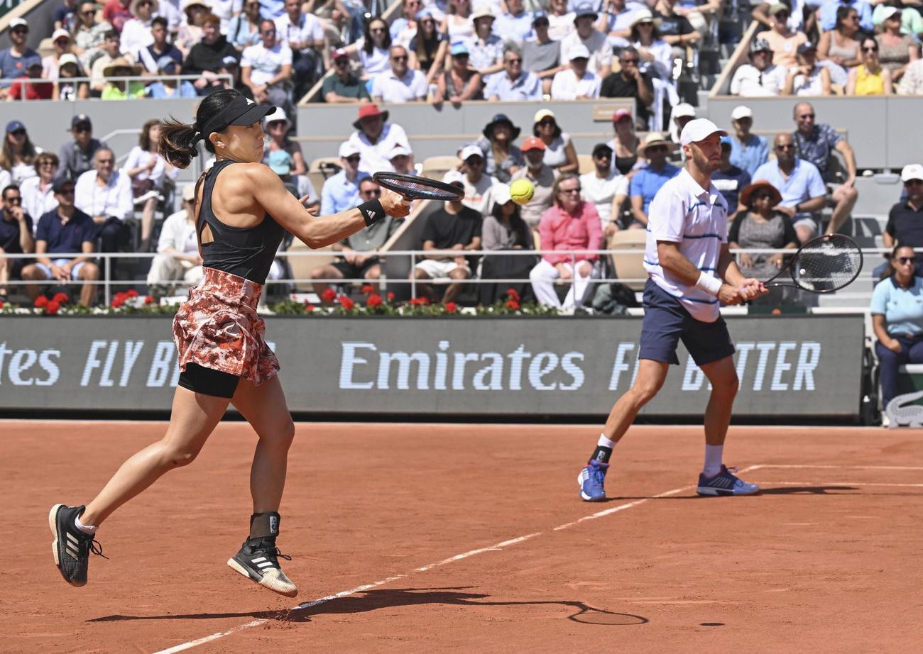 テニスの全仏オープン混合ダブルス決勝でプレーする加藤未唯（左）、ティム・プッツ組（共同）