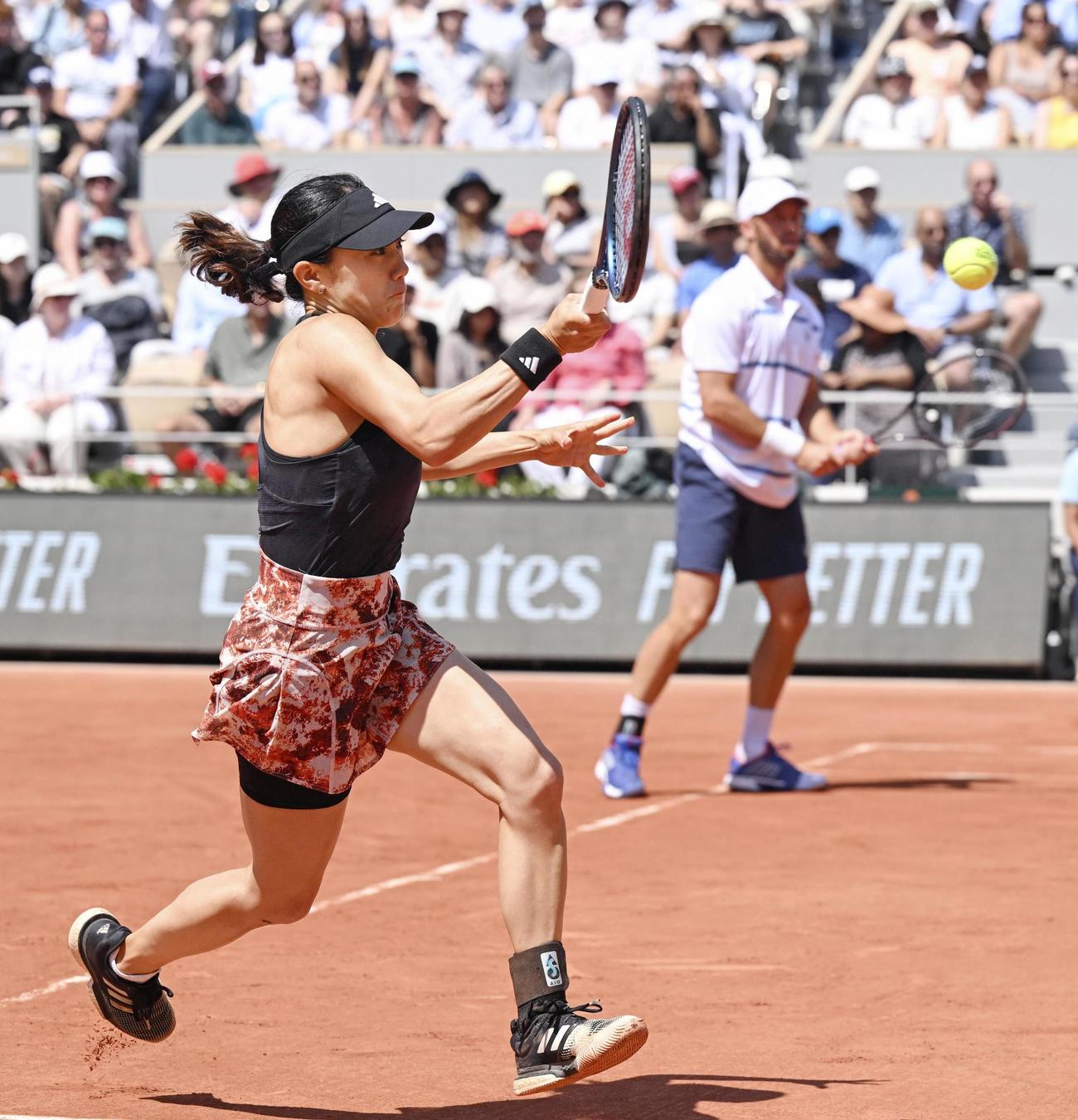 テニスの全仏オープン混合ダブルス決勝でプレーする加藤未唯（手前）、ティム・プッツ組（共同）