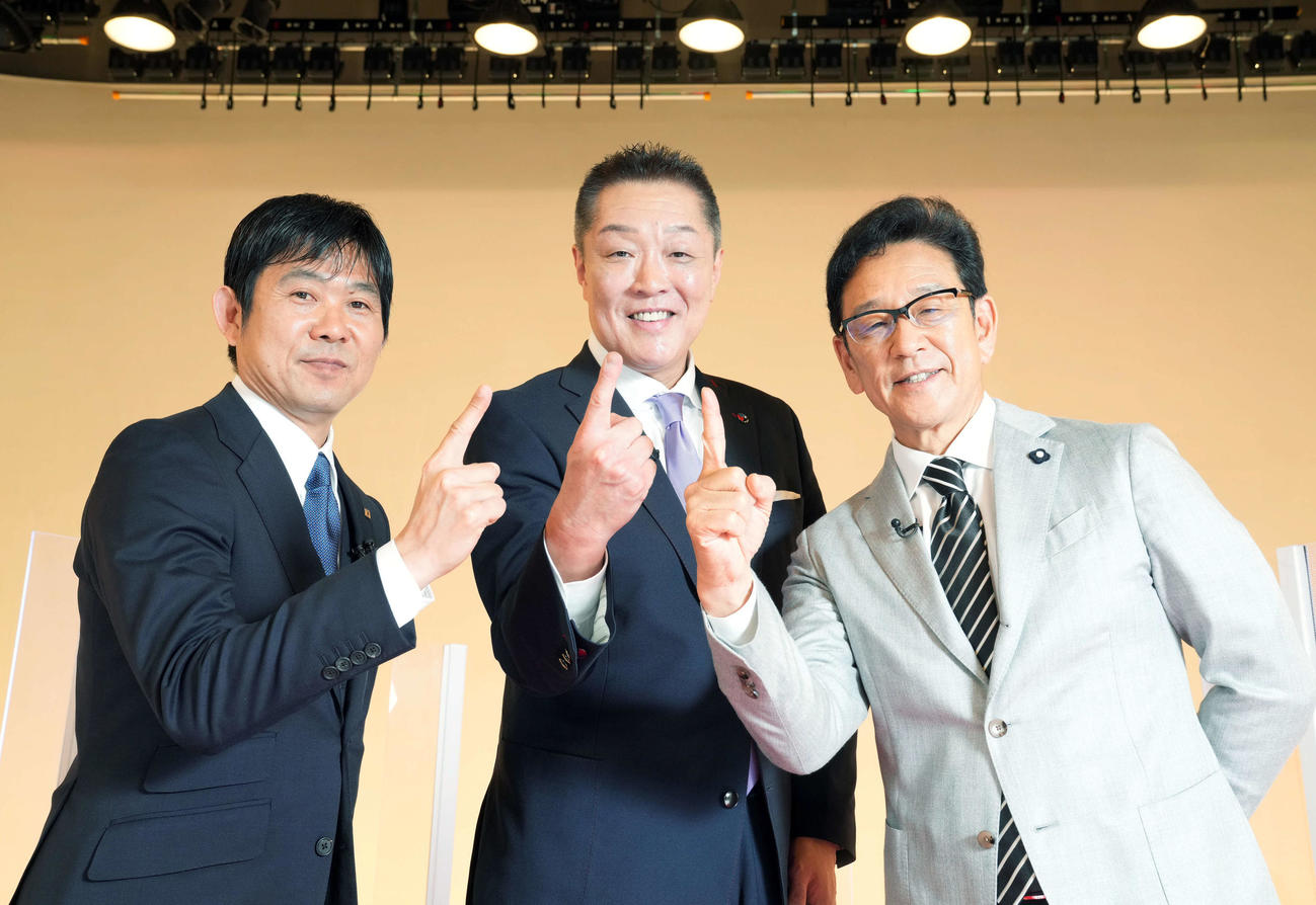 それぞれの日本代表について語り合い親交を深めた、左から森保監督、真鍋監督、栗山前監督（撮影・狩俣裕三）