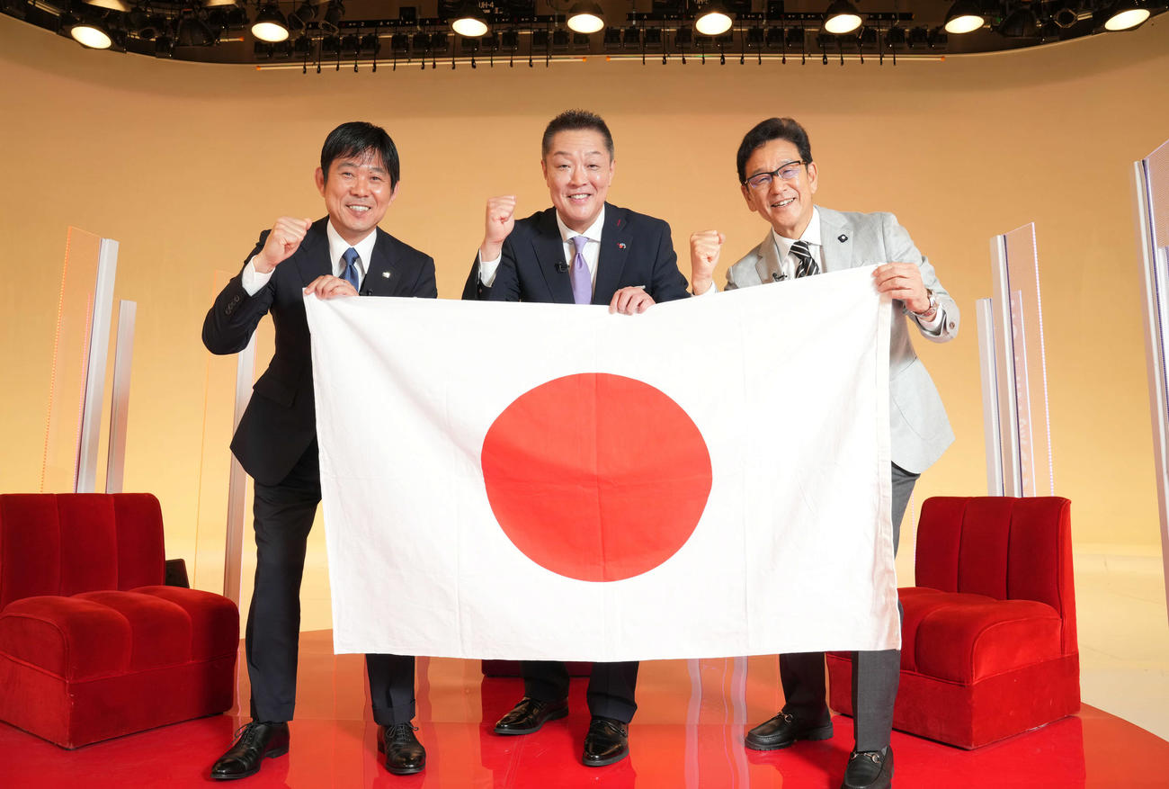 日本代表監督について語り合った、左から森保監督、真鍋監督、栗山前監督（撮影・狩俣裕三）