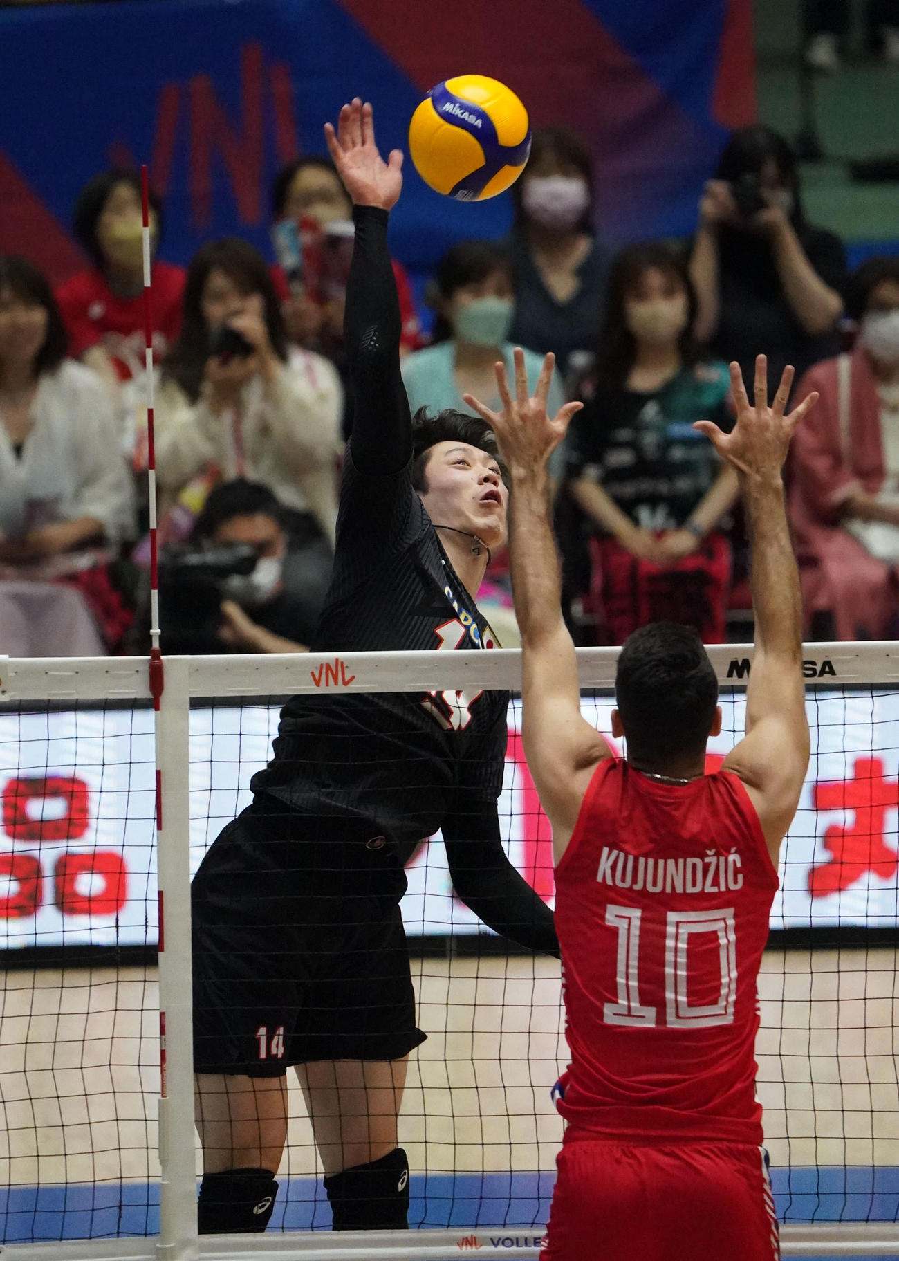 日本対セルビア　第1セット、スパイクを放つ日本石川（左）（撮影・森本幸一）