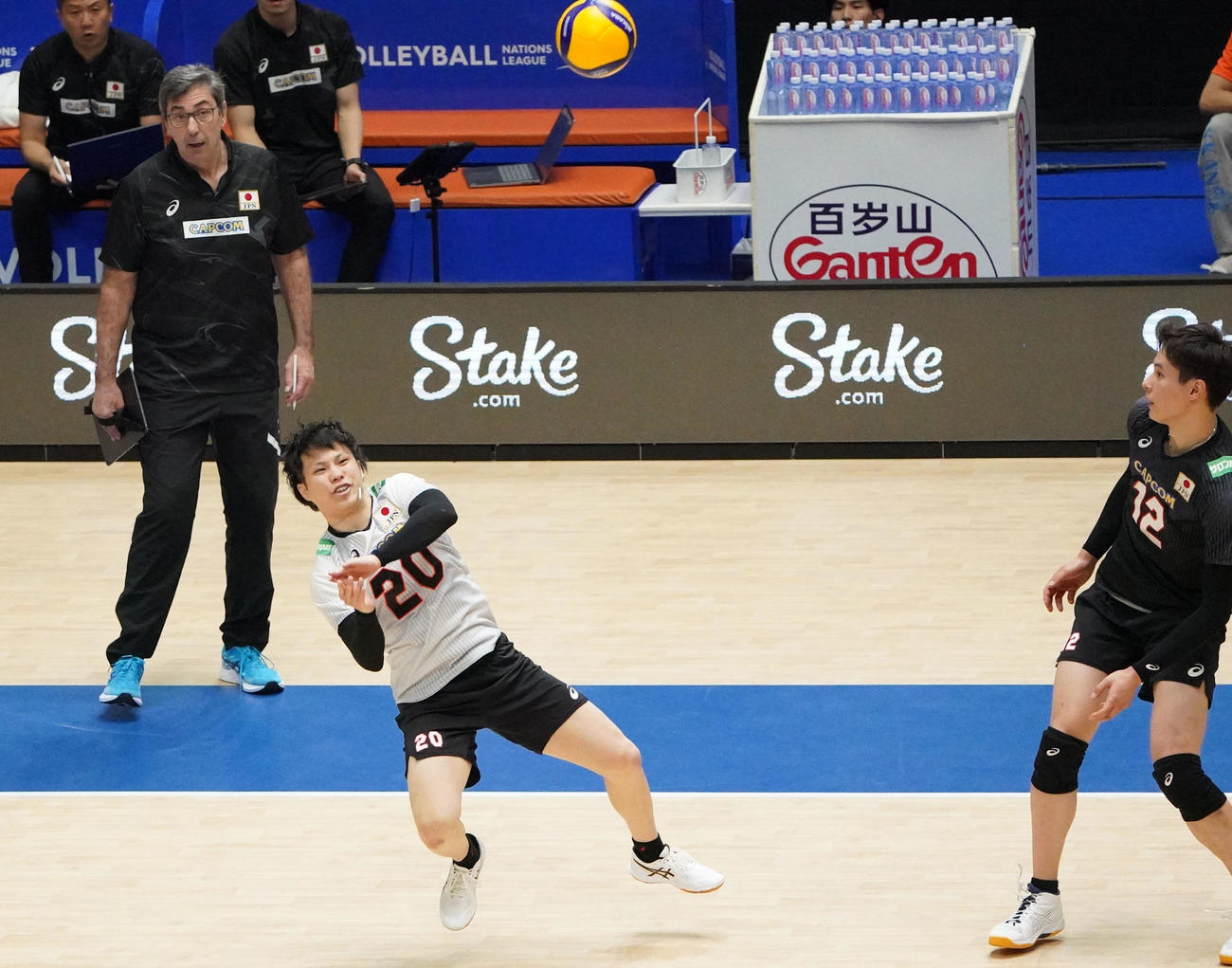 日本対セルビア　第2セット、相手スパイクをレシーブする日本・山本（左から2人目）（撮影・森本幸一）