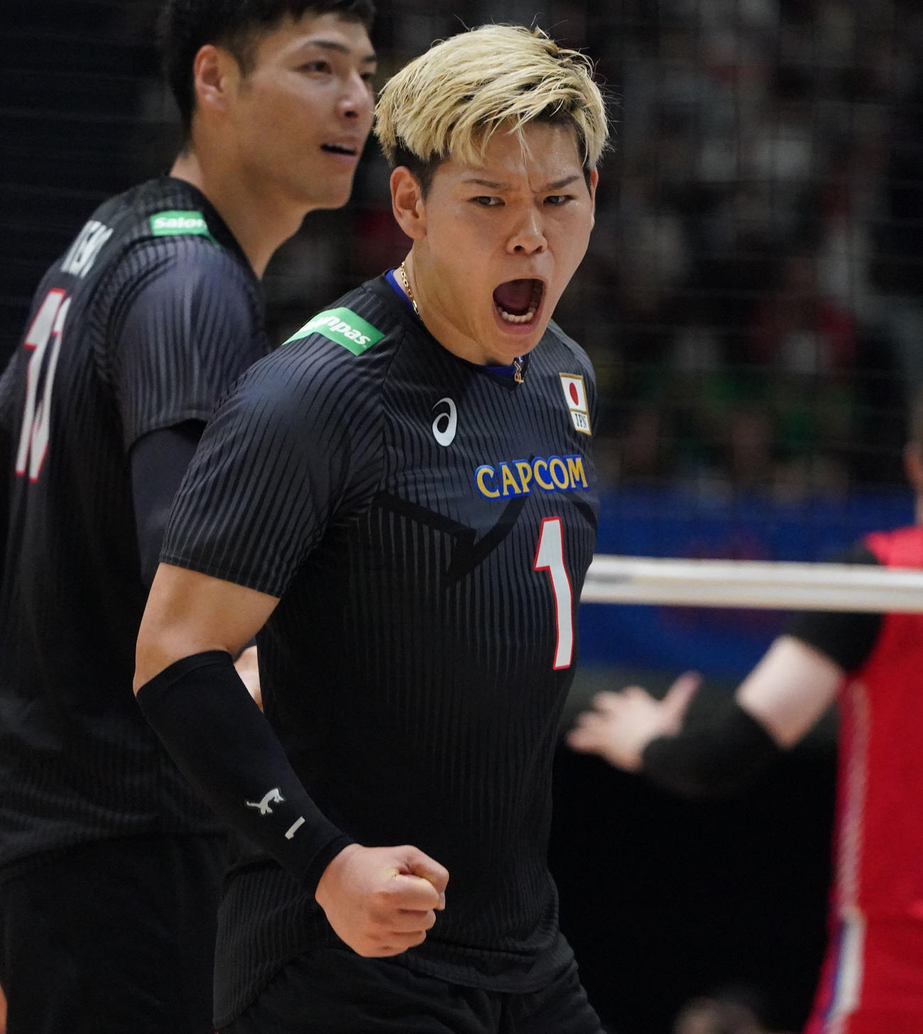 日本対セルビア　第3セット、ポイントを奪い拳を握りほえる日本西田（右）（撮影・森本幸一）
