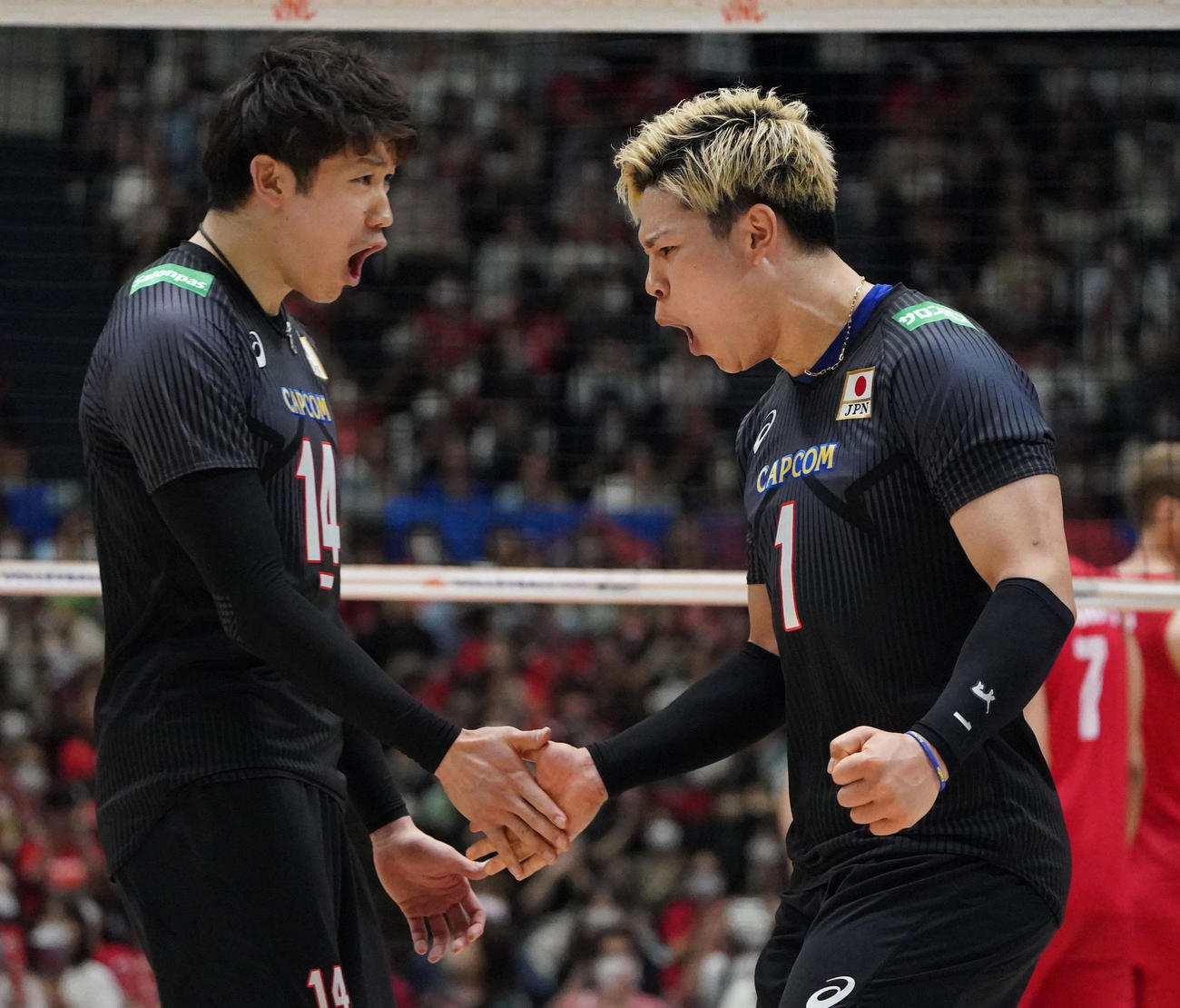 日本対セルビア　第3セット、ポイントを奪いタッチを交わす日本西田（右）と石川（左）（撮影・森本幸一）