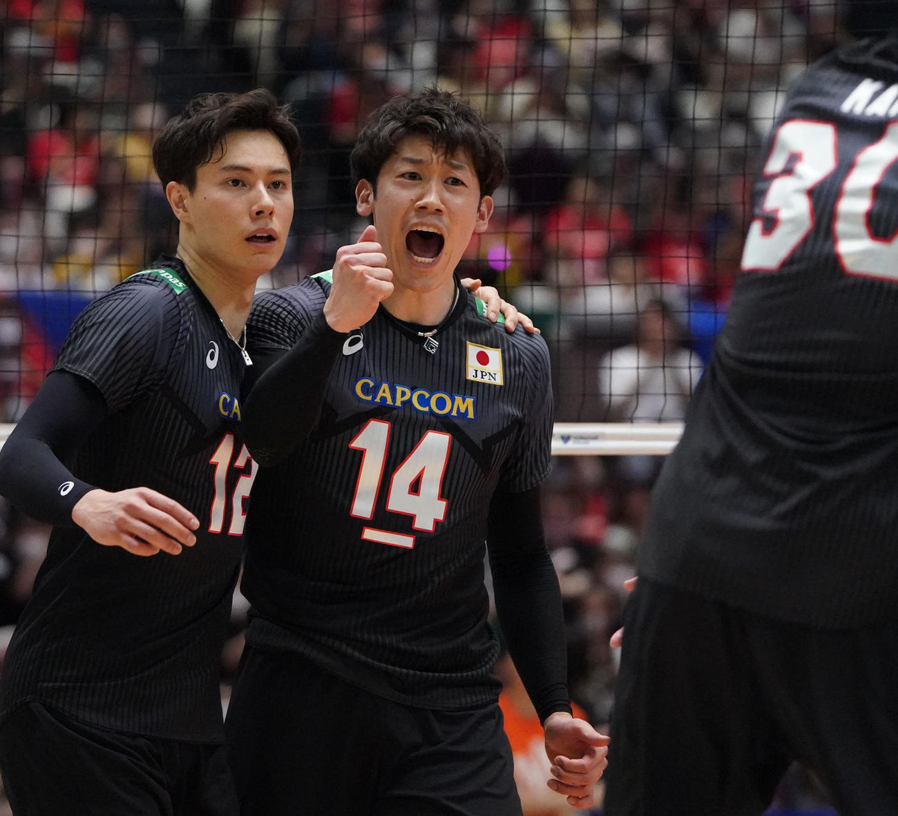 日本対セルビア　第3セットを25ー23で勝利しほえる石川（中央）（撮影・森本幸一）