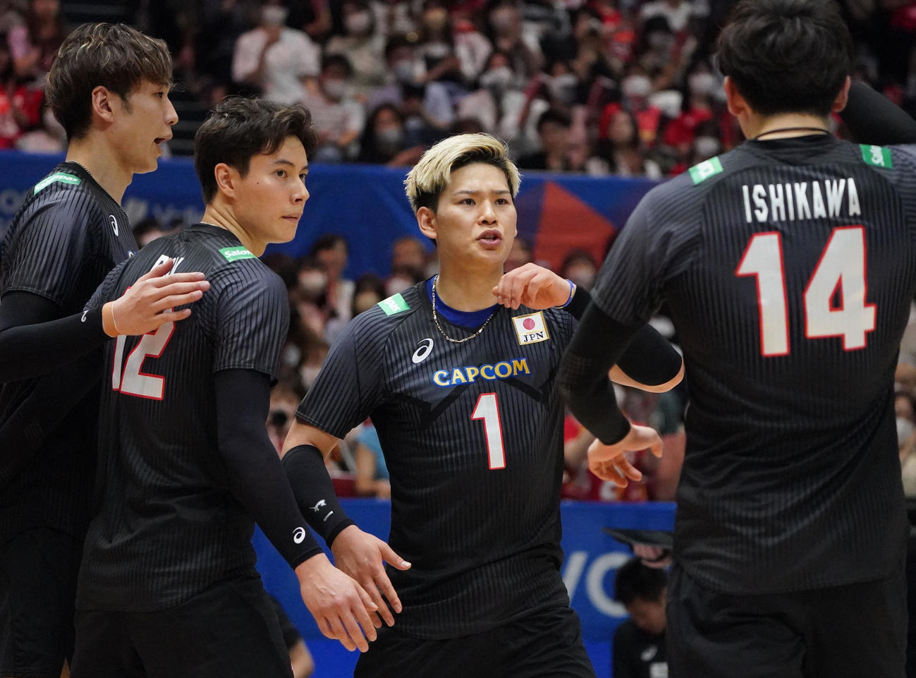 日本対セルビア　第4セット、ポイントを奪いタッチを交わす日本西田（中央）（撮影・森本幸一）