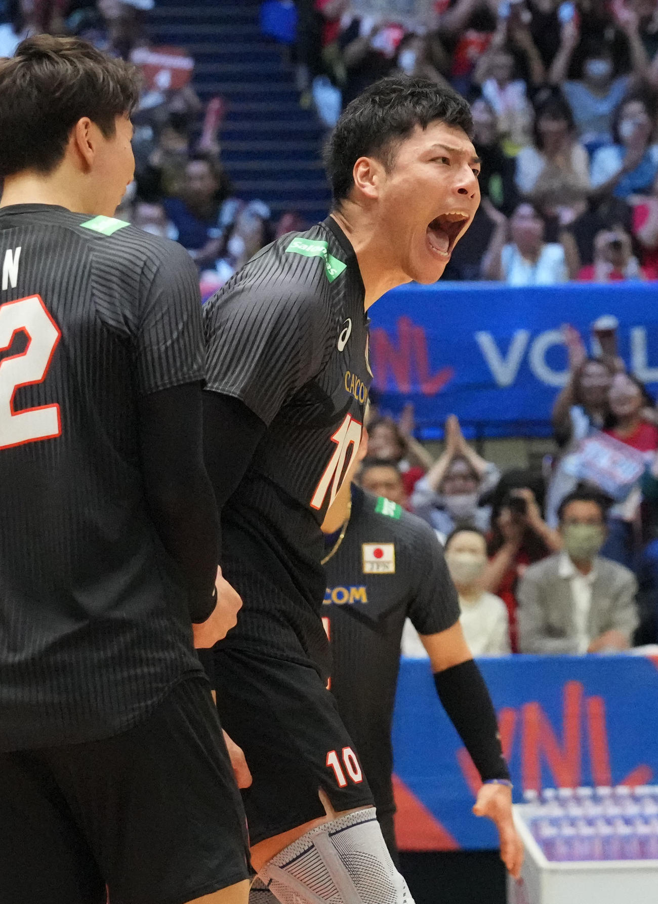 日本対セルビア　第4セット、ポイントを奪いほえる日本高橋健（右）（撮影・森本幸一）