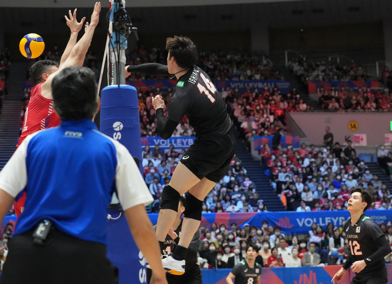 日本対セルビア　第4セット、スパイクを放つ日本石川（右）（撮影・森本幸一）
