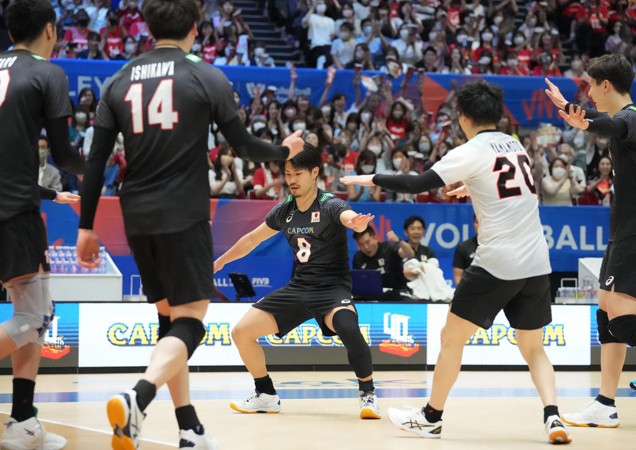 日本対セルビア　第4セット、サービスエースを決め喜ぶ日本関田（中央）（撮影・森本幸一）
