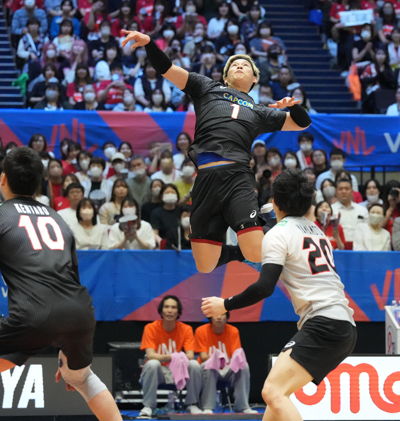日本対セルビア　第4セット、スパイクを狙う日本西田（中央）（撮影・森本幸一）