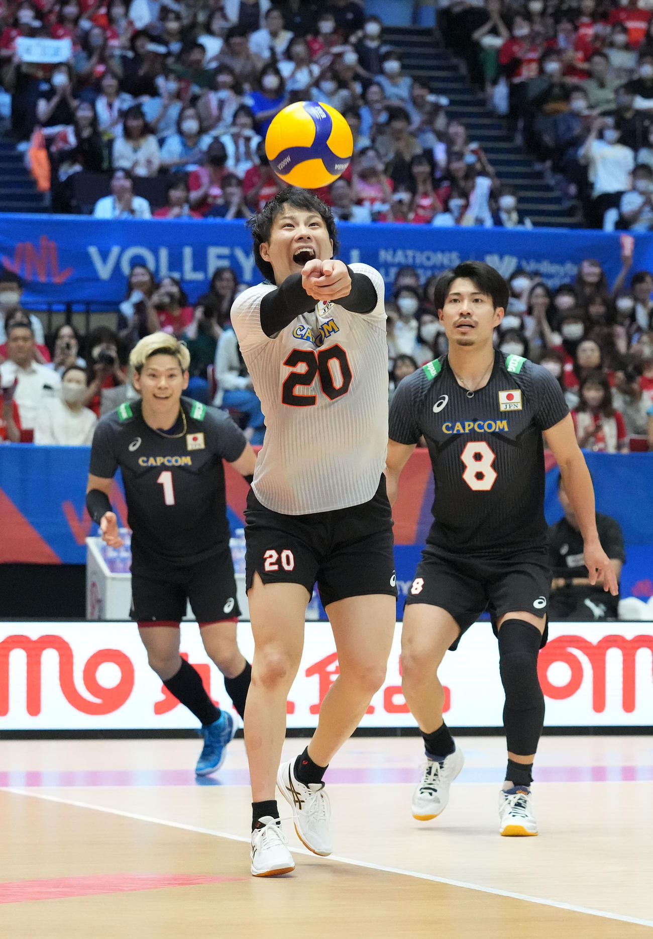 日本対セルビア　第4セット、レシーブする日本山本（中央）（撮影・森本幸一）