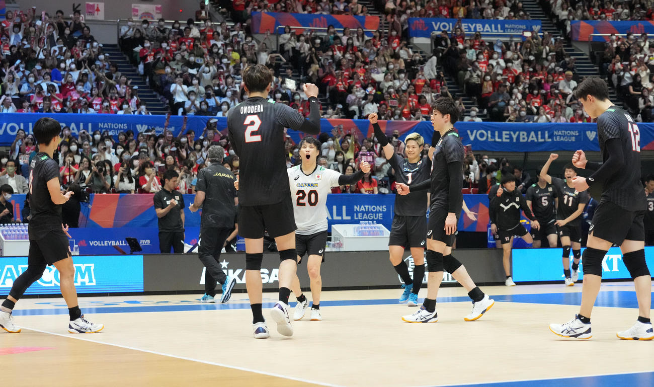 日本対セルビア　第4セット、相手サーブがアウトとなり試合終了、セットカウント3－1で勝利し喜ぶ龍神NIPPON（撮影・森本幸一）