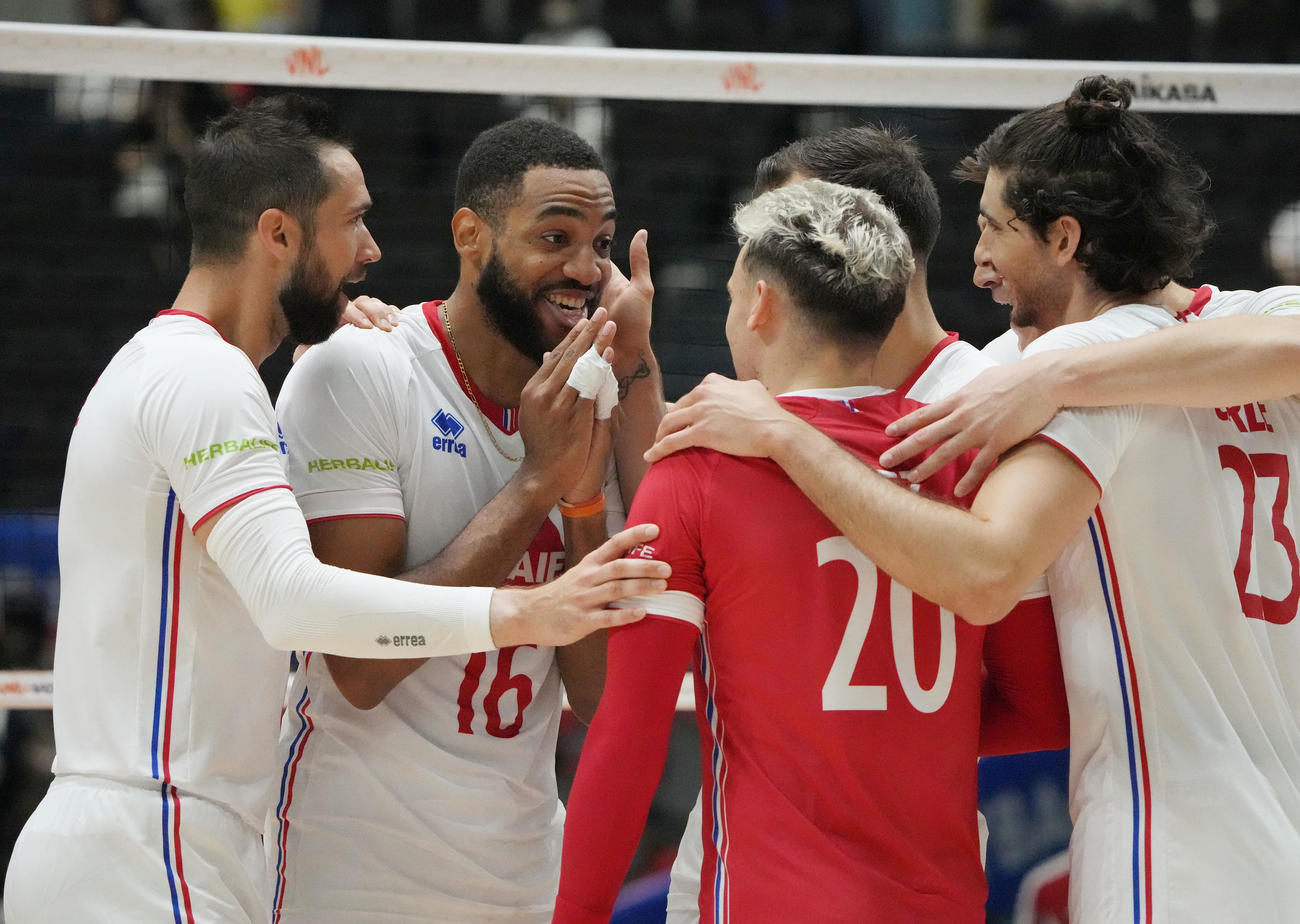 中国対フランス　第3セット、得点し喜ぶフランスビュルトール（左から2人目）（撮影・森本幸一）